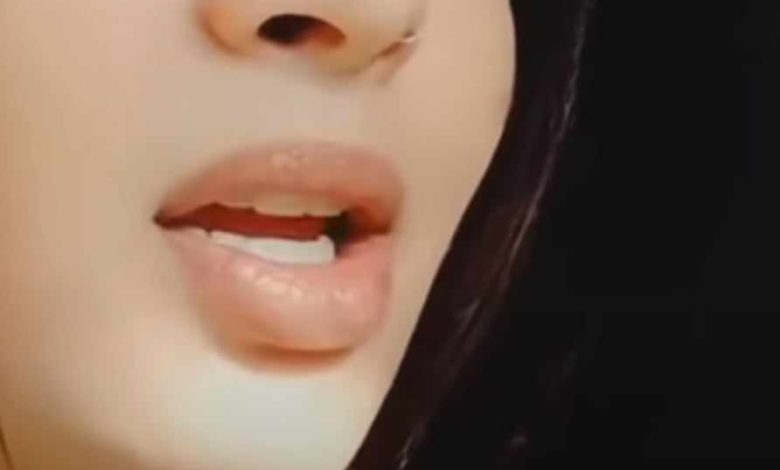 شاهد بالصورة والفيديو.. حسناء سودانية فائقة الجمال تسحر الأسافير بجمالها الملفت وهي تغني (عاجبني وأنا باكية فيهو) 416799472 936554361429060 2274289260095660166 n