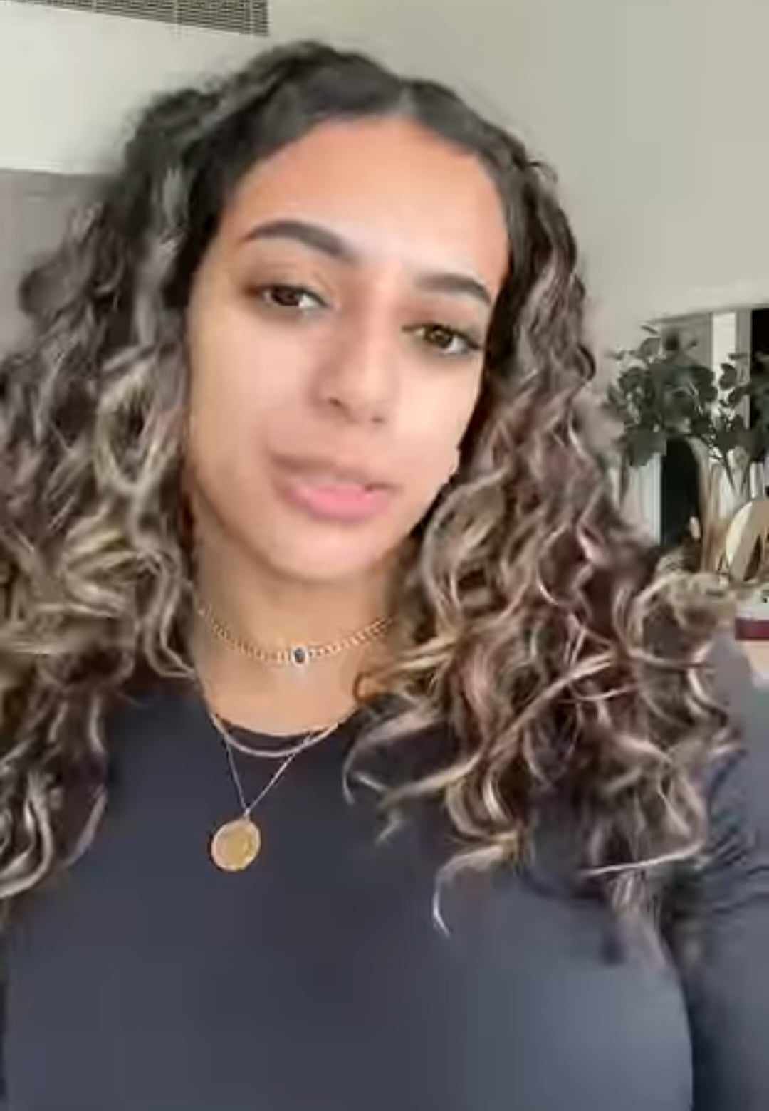 شاهد بالصورة والفيديو.. فتاة مصرية من شدة حبها للبخور السوداني تبحث عنه في كل مكان وتقول: (دورت عليه حتى في عبد الصمد القرشي مش لاقيه) ومتابعون: (عيبنا ما بنعرف نسوق لحاجاتنا السمحة) 418729939 312967255073898 2616317709150813409 n