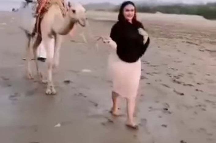 شاهد بالصور والفيديو.. الفتاة الحسناء التي ظهرت مع الحرس الشخصي لحميدتي في مقاطع فاضحة تعود للظهور بملابس مثيرة للجدل داخل البحر وهي تقود “الجمل” وتركب على ظهره 418732504 1465750937488339 1942421884226530865 n