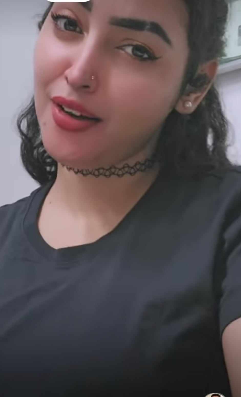 شاهد بالصورة والفيديو.. حسناء فاتنة تشعل مواقع التواصل بترديدها أغنية “راب” والجمهور يتغزل: (والله لو ما اللهجة ما كنا صدقنا انك سودانية) 420145585 888472952943520 5913108424880896348 n