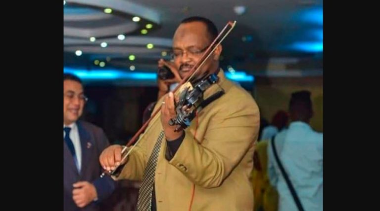 يطوف من خلالها المدارس السودانية في القاهرة.. عازف سوداني يعرف بالأغنيات الوطنية عازف الكمان السوداني المقيم بالقاهرة، الشافعي شيخ إدريس 768x428 1