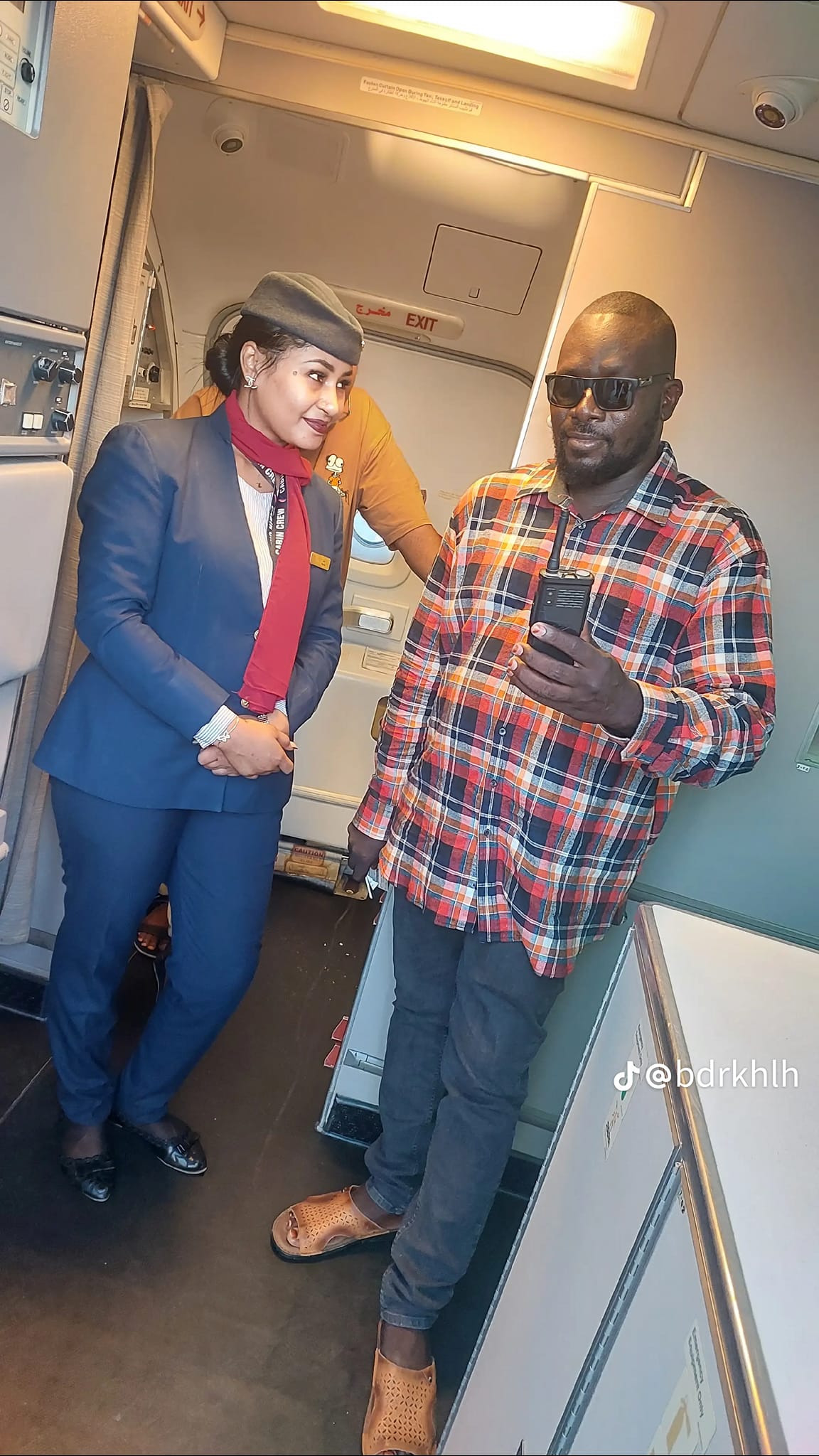 شاهد بالصورة.. نجم السوشيال ميديا بدر خلعة يخطف الأضواء على مواقع التواصل بلقطة مع “مضيفة” حسناء 417507419 1110657603417986 5461664304667787451 n