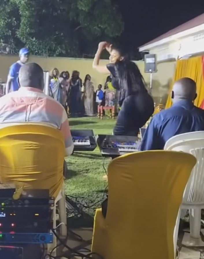 شاهد بالصورة والفيديو.. فتاة سودانية تثير ضجة إسفيرية غير مسبوقة بوصلة رقص فاضحة بــ”مؤخرتها” تحت أنظار المعازيم والعازفين وساخرون: (ليها الحق الحرب تستمر سنة) 421023904 1563593807748361 4988999017746314463 n