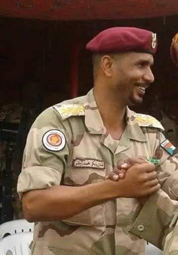 شاهد بالفيديو.. قصة الشهيد الرائد لقمان بابكر الذي اتصل بأهله ودفعته وأخبرهم بموعد استشهاده وقاد بعدها أخطر عملية إمداد للجيش حقق فيها نصراً عظيماً ثم استشهد.. وشاعر يرثيه بأبيات مؤثرة 422707059 7270091403049734 4424525015625823843 n