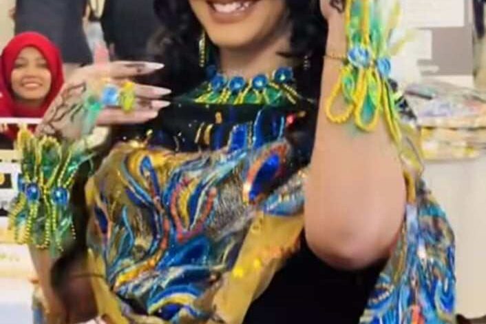 شاهد بالصورة والفيديو.. حسناء سودانية تستعرض جمالها بوصلة رقص مثيرة خلال عرض أزياء على أنغام (البسمة يا حلاة البسمة) 423036227 824625275971764 8677648455333200188 n