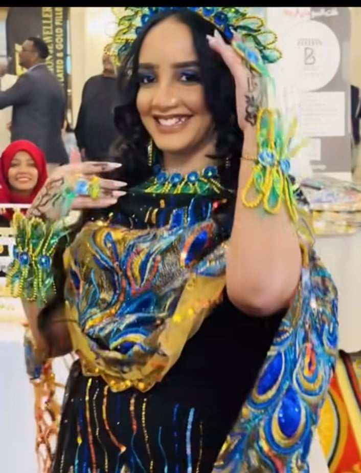 شاهد بالصورة والفيديو.. حسناء سودانية تستعرض جمالها بوصلة رقص مثيرة خلال عرض أزياء على أنغام (البسمة يا حلاة البسمة) 423036227 824625275971764 8677648455333200188 n