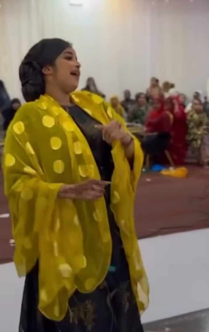 شاهد بالصورة والفيديو.. حسناء موريتانية تشعل مواقع التواصل السودانية بوصلة رقص مثيرة وساخرون: (شهد أزهري فرع نواكشوط) 423542131 1447968989409784 564040306939342719 n
