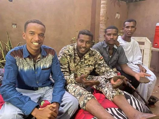 شاهد بالصور.. أحمد الشاكر يهنئ شاعر الحماسة ود برير الكردفاني “ما بقلع الكاكي حتى وأنا محنن” 425281830 122156790194021365 3770911921312275166 n