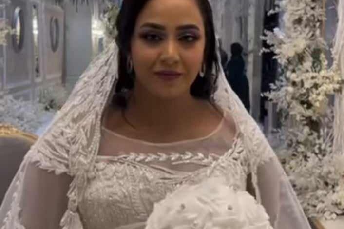 شاهد بالصورة والفيديو.. عروس سودانية تكشف في ليلة زفافها عن أكثر سبب جعلها تحب عريسها الذي كان يقف بعيد عنها وساخرون: (رد الواحدة لما تعرس جلابي و ما تقدر تقول عشان قروشه) 427735283 741430241432825 2192474307508997151 n