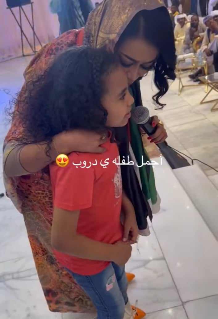 شاهد بالصورة والفيديو.. طفلة سودانية تنال إعجاب الفنانة إيمان الشريف بعد أن رددت معها أغنيتها الحزينة (يا دروب لي وين تودي) خلال حفل بإحدى دول الخليج 427986837 298495602884591 6195704639634748509 n
