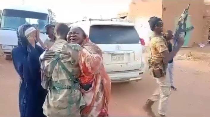 شاهد بالصورة والفيديو.. في مشهد مؤثر من تحرير أم درمان.. أم سودانية تنوح بالبكاء فرحاً وتعانق إبنها الجندي بالجيش بعد أن شاهدته لأول مرة منذ عشرة شهور 428211099 361404060197044 1805510370419900139 n