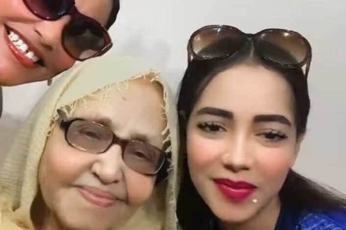 شاهد بالصورة والفيديو.. فتيات سودانيات يخطفن الأضواء بمقطع مع جدتهن وهن يرددن أغنية ندى القلعة (ربتنا حبوبة وصتنا بالسترة) 428366394 1436802000266010 5597481646787705334 n