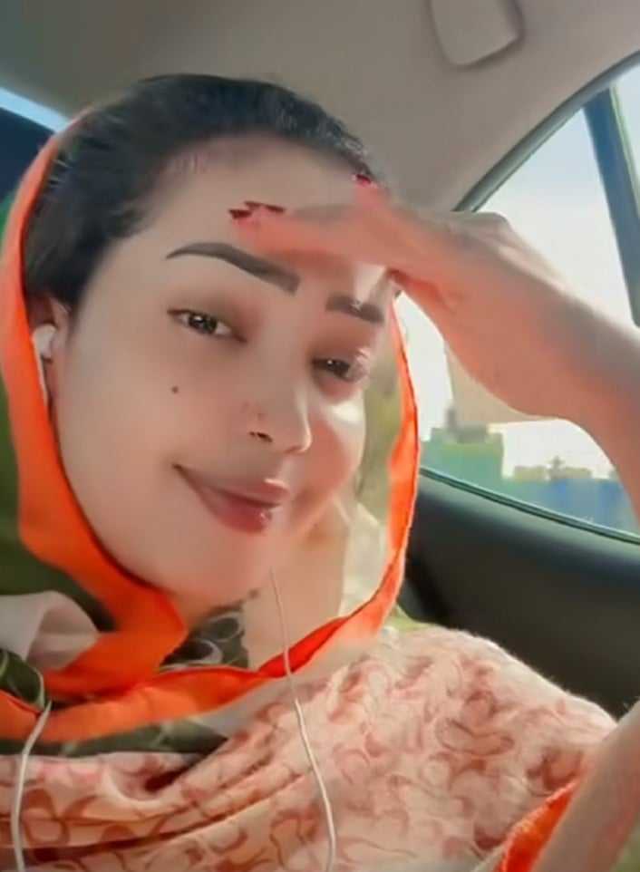 شاهد بالصورة والفيديو.. حسناء سودانية فائقة الجمال تبهر جمهور مواقع التواصل وهي تتمايل على أنغام أغنية الفنانة هدى عربي (ما بعجبني زول) 428514879 2154791148197202 8065226696638660908 n