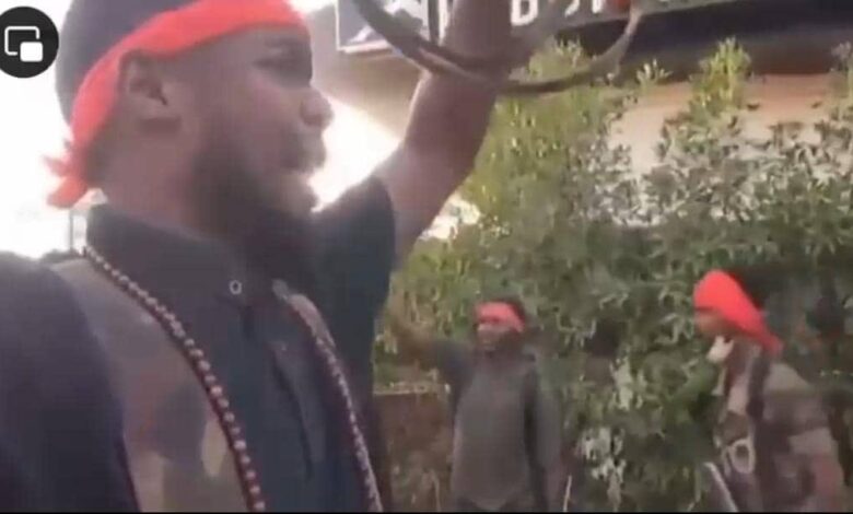 شاهد بالصور.. محامية سودانية تهدي مقاتل بالجيش السوداني ظهر وهو يذرف دموع الفرح بعد انتصارات القوات المسلحة الأخيرة سيارتها الشخصية (أكسنت) وتبحث عنه 428634202 10233727483867884 5340601987908069415 n 1