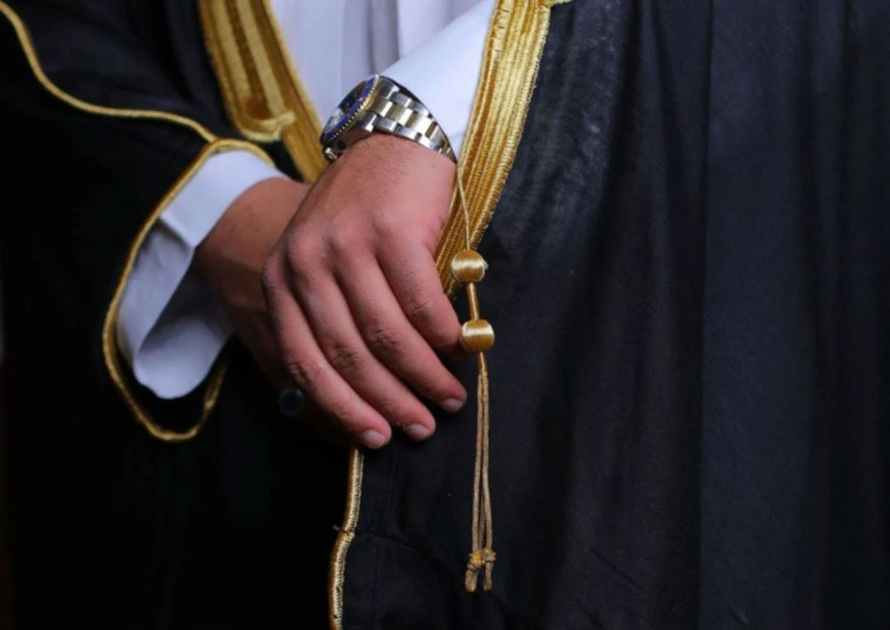 السعودية.. تعميم يلزم الموظفين بلبس «البشت» في العمل والمناسبات الرسمية image 25