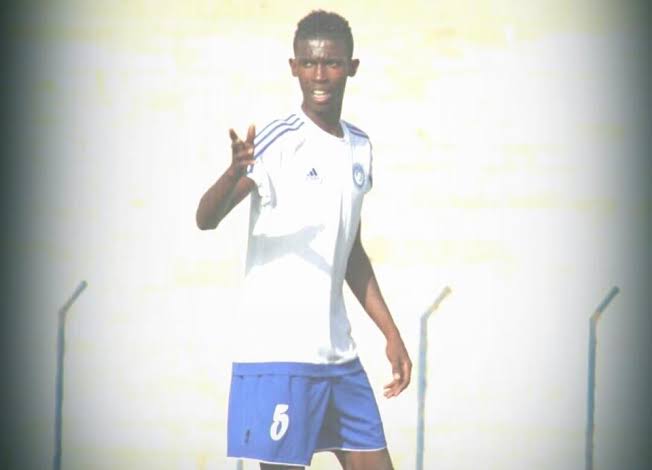 شاهد بالصورة .. لاعب السودان يخلع قميص المنتخب.. ويحمل السلاح images 2
