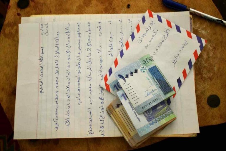 انتعاش سوق الأظرف..انقطاع الاتصالات يعيد السودانيين لعصر الرسائل الخطية..كيف تصل ؟ انترنت اتصالات 768x511 1