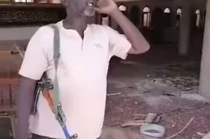 شاهد بالصورة والفيديو.. بصوت جميل.. مقاتل بالجيش السوداني يصر على أن يبر بنذر له ويرفع الآذان أثناء المعركة من داخل أحد المساجد المعروفة في منطقة قام الجيش بتحريرها 419019292 1112144026670091 6859772121667236339 n 1 706x470 1