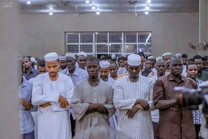 شاهد بالصور.. المقرئ السوداني الزين محمد أحمد يؤم المصلين في صلاة التراويح بمدينة جوبا 431562573 808954324596906 1710764409610303920 n