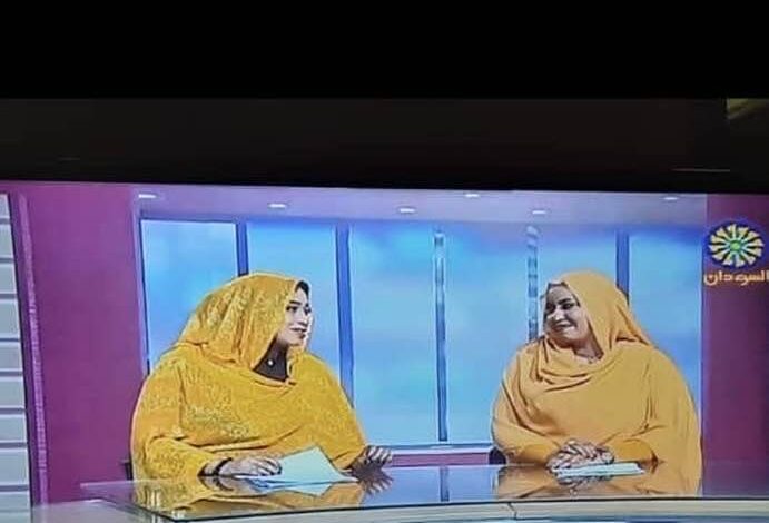 شاهد.. مذيعة سودانية معروفة تنشر صورة لها داخل أستوديو الأخبار بالتلفزيون القومي وتقول:(الدعامة قالو حراس الثورة للمعلومية الاستديو الدمرتوه ده كان اسمو استديو الثورة تم تركيبة بعد الثورة) 432377333 6932193776906938 7932048646435120669 n 1