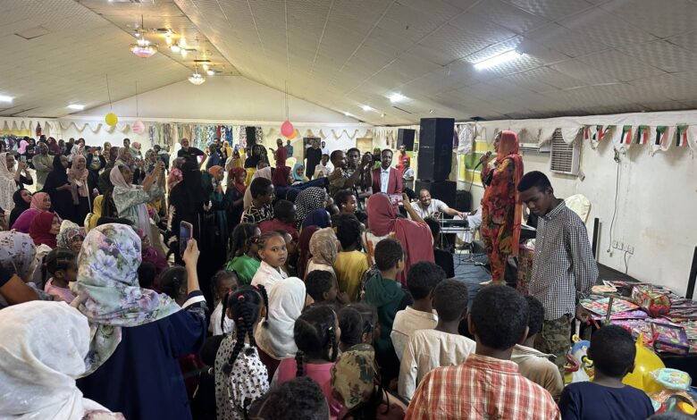 شاهد بالصورة والفيديو.. الفرحة تعود لأمدر.. إقامة أضخم “بازار” بإحدى صالات الأفراح بأم درمان بحضور الآلاف من المواطنين ومطرب الحفل يشعل القاعة بالأغاني الحماسية 433926720 7586522424733766 1278286414315319279 n 780x470 1