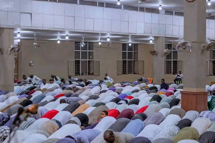 شاهد بالصور.. المقرئ السوداني الزين محمد أحمد يؤم المصلين في صلاة التراويح بمدينة جوبا 434022528 808954404596898 3397986696383965876 n