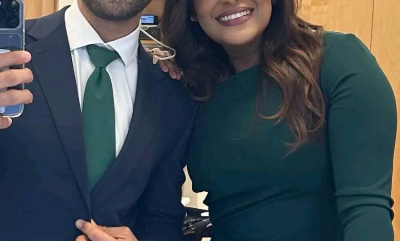 شاهد بالصورة.. مذيعة قناة الحرة السودانية الحسناء أريج الحاج تشعل مواقع التواصل الاجتماعي بلقطة مثيرة مع شاب عربي.. هل هو زوجها؟ 434161300 388859027438030 4403814270846611368 n 780x470 1