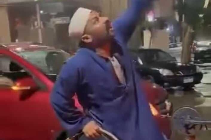 شاهد بالصورة والفيديو.. “مسحراتي” مصري بأحد شوارع القاهرة يدعو على “الدعامة” أثناء هطول الأمطار: (ربنا يأخد الدعم السريع بسر المطرة النازلة من عند الله) ومتابعون: (اشبكوه امين) 434769189 6935020769937504 7294454229875713961 n 706x470 1