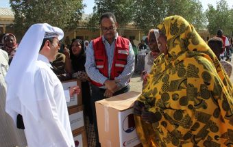 السفير القطري يشارك توزيع مواد غذائية لأكثر من ٣٥٠٠ أسرة ببورتسودان 564519 FvmC4awPjkVQwKuHJl6hGW0boXERH6z1