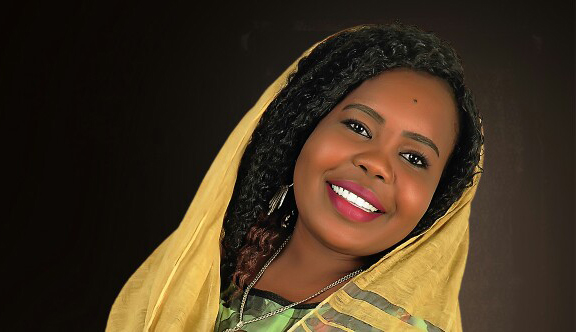 شاهد بالفيديو.. اللاجئون السودانيون بمعسكر قرم بجنوب السودان يحضنون فدوى فريد ويبكون معها fadwafarid