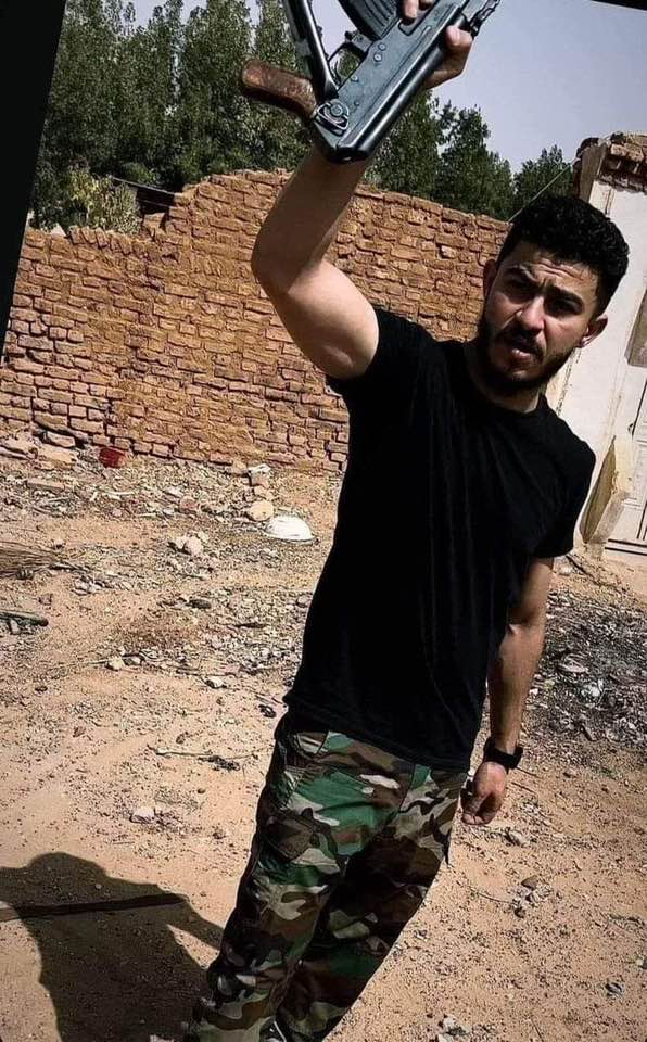 شاهد بالصورة.. إبن عضو مجلس السيادة رجاء نيكولا يحمل السلاح مدافعاً عن وطنه وجمهور مواقع التواصل يشيد ويعلق: (أبناء الإسلام والمسيحية في خندق واحد لحماية السودان من الجنجويد) 434478166 2882721985261046 3102533935372247850 n