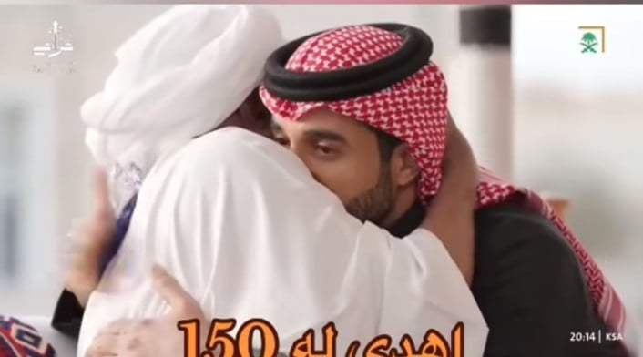 شاهد بالصورة والفيديو.. بسبب صداقته لوالده والتي استمرت لثلاثون عاماً.. شاب سعودي يمنح مقيم سوداني بالمملكة هدية قيمة عبارة عن 150 ألف ريال والسوداني يتقبل الهدية ببكاء شديد 434722545 305775122613734 4238195861728510393 n