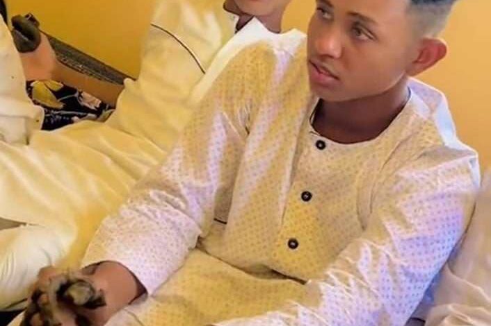 شاهد بالصورة والفيديو.. من مواليد العام 2012.. أصغر عريس في السودان يجلس للحناء ويكمل مراسم زواجه وسط دهشة جمهور مواقع التواصل وساخرون: (انتو متأكدين دا عرس ما طهور) 437899564 1609129666590448 2457728499443339830 n 706x470 1