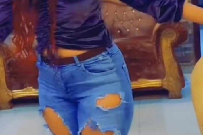 شاهد بالصورة والفيديو.. ببنطلون ممزق وفاضح أظهر مفاتنها.. حسناء سودانية تستعرض جمالها وتقدم فواصل من الرقص المثير على أنغام أغنية الفنانة إيمان الشريف 437971919 1596090457894195 7749915002067470377 n 706x470 1