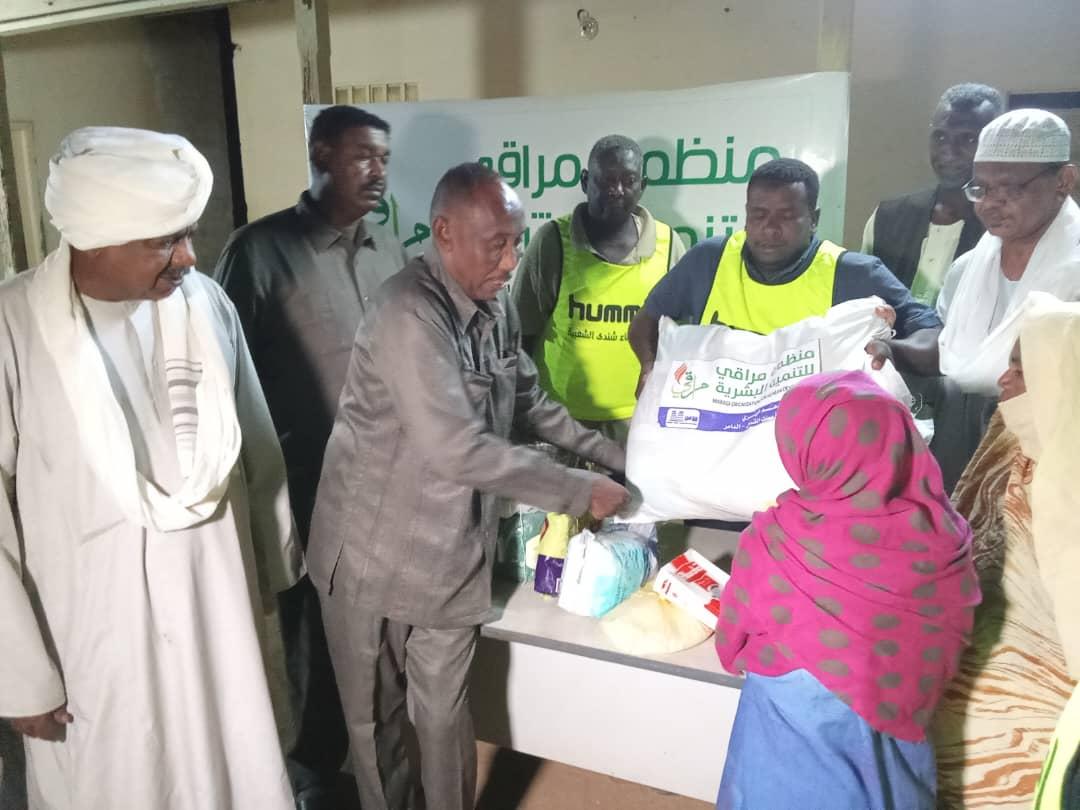 سلال غذائية لألف أسرة بمراكز الايواء بشندي