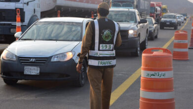 المرور السعودي محالفات المرور - أمطار القصيم تتسبب في انزلاق شاحنات على الطريق السريع