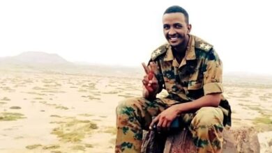 GN6IvPFXkAEGOj - شاهد بالفيديو.. فنان سوداني يغني في حفل في أوروبا بــ(تشيرت) عليه صورة الشهيد محمد صديق ويحظي باشادات واسعة