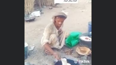 IMG 20240610 235007 - شاهد بالصورة والفيديو.. ظهر وهو يصنع “القراصة” ويتحدث الفرنسية بطلاقة.. شاب سوداني متخرج من أفضل الكليات بتقدير ممتاز لم يجد وظيفة وأجبرته الظروف على عمل متواضع في الخلاء