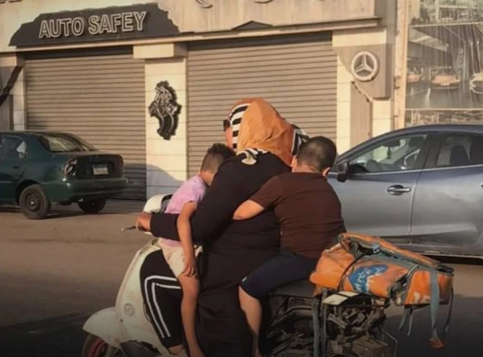 مصر: صورة عاملة دليفري تصطحب أطفالها على دراجة نارية تشعل مواقع التواصل..تعرف على قصتها 20240715000156