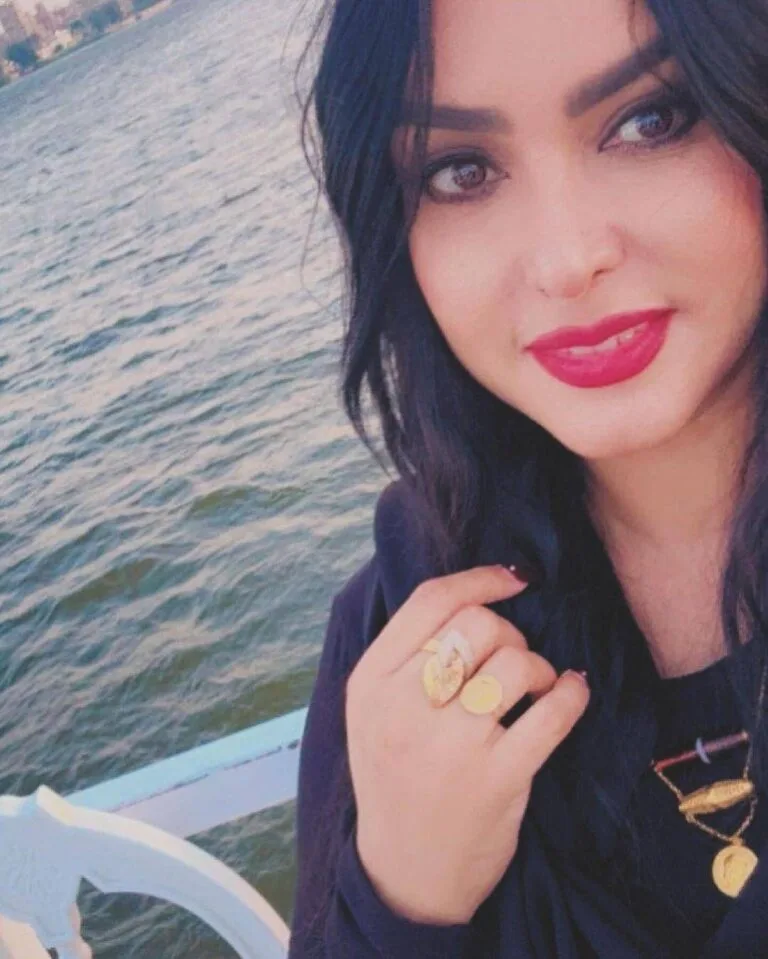 شاهد بالصور.. حسناء الإعلام السوداني رشا الرشيد تبهر الأسافير بإطلالة ساحرة وتقول: (قمت بتغيير “اللوك” الخاص بي لأنني كنت أمر بفترة صعبة والظروف في مصر متاحة لعمل “اللوك” المناسب) رشا الرشيد2 768x959 1 jpg