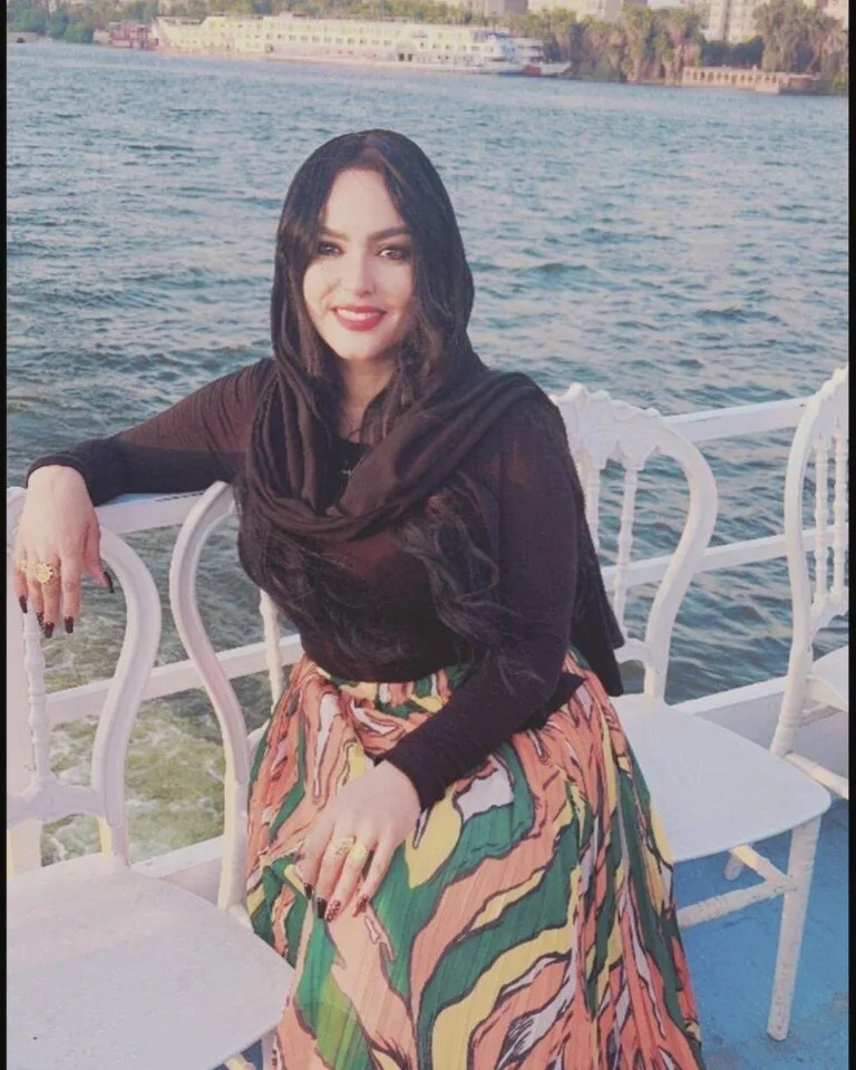 شاهد بالصور.. حسناء الإعلام السوداني رشا الرشيد تبهر الأسافير بإطلالة ساحرة وتقول: (قمت بتغيير “اللوك” الخاص بي لأنني كنت أمر بفترة صعبة والظروف في مصر متاحة لعمل “اللوك” المناسب) رشا الرشيد3 768x960 1 jpg