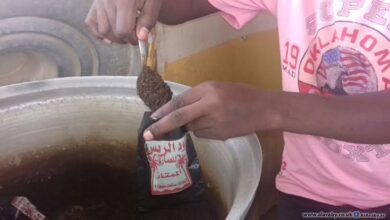images 17 1 - شاهد بالفيديو.. مقاتل بالجيش يطلب “سفة تمباك” أثناء المعركة وتحت صوت الرصاص ويثير ضحكات الجمهور ومتابعون: (الراجل خرمان أعطوه السفة عشان يبل الجنجا)
