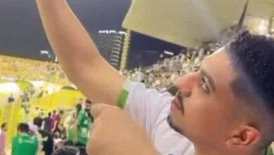 462167637 891054082532028 2440644280300307438 n 706x470 1 - بالصورة والفيديو.. من داخل إستاد الملك عبد الله بجدة.. الإعلامي مازن حلمي يتخلى عن موقف “الحياد” الذي اتخذه خلال الحرب ويلوح بــ”زردية” وساخرون: (خلاص عرفتوا الدعامة انتهوا؟)