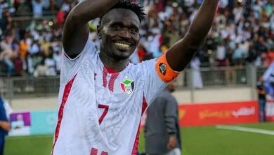 رمضان عجب زردية 720x470 1 - شاهد بالفيديو.. لاعب الهلال والمريخ السابق “طيارة” يهاجم قائد المنتخب رمضان عجب بعد احتفاله بــ”زردية” البرهان والجمهور يسخر ويرد: (بعد الجيش ينتصر مفروض يركبوك سوخوي يلف بيك بس)