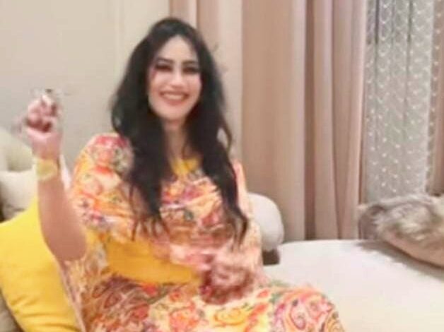شاهد بالفيديو.. حسناء سودانية فائقة الجمال تستعرض جمالها بوصلة رقص مثيرة والجمهور يتغزل ويصفها بالكعكة السكرة IMG 20241211 214110 - شاهد بالفيديو.. حسناء سودانية فائقة الجمال تستعرض جمالها بوصلة رقص مثيرة والجمهور يتغزل ويصفها بالكعكة السكرة