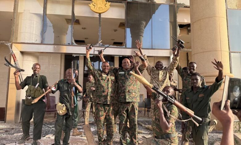 عاجل: تحرير القصر الجمهوري القصر الجمهوري - عاجل: تحرير القصر الجمهوري