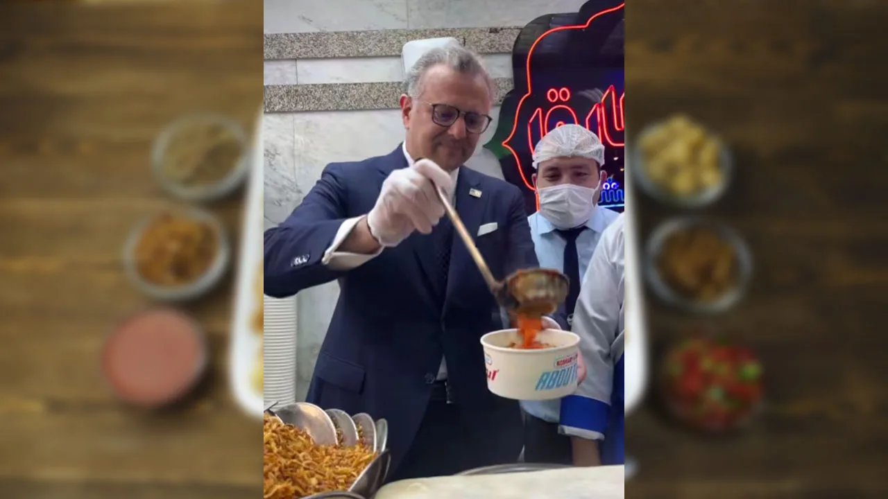 مسؤول أمريكي كبير يتناول الكشري في شوارع القاهرة مسعد بولس