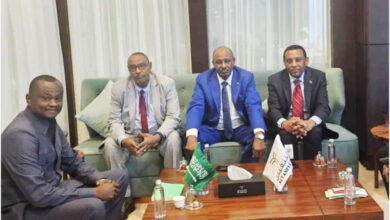 كامل ادريس 1 - كامل إدريس يغادر السعودية.. والقنصل كمال عثمان في وداعه