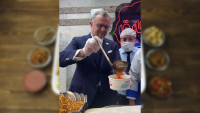 مسعد بولس - مسؤول أمريكي كبير يتناول الكشري في شوارع القاهرة
