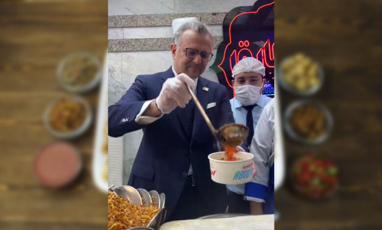 مسؤول أمريكي كبير يتناول الكشري في شوارع القاهرة مسعد بولس - مسؤول أمريكي كبير يتناول الكشري في شوارع القاهرة